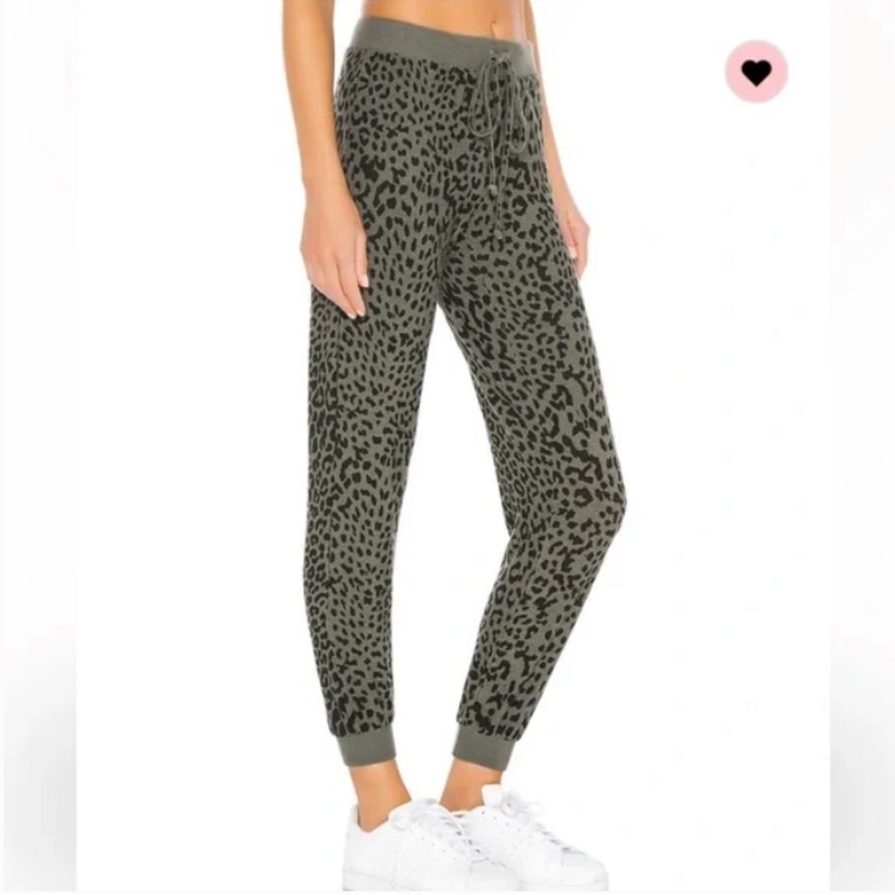 Chaser leopard jogger crop knit pant size medium NEW!